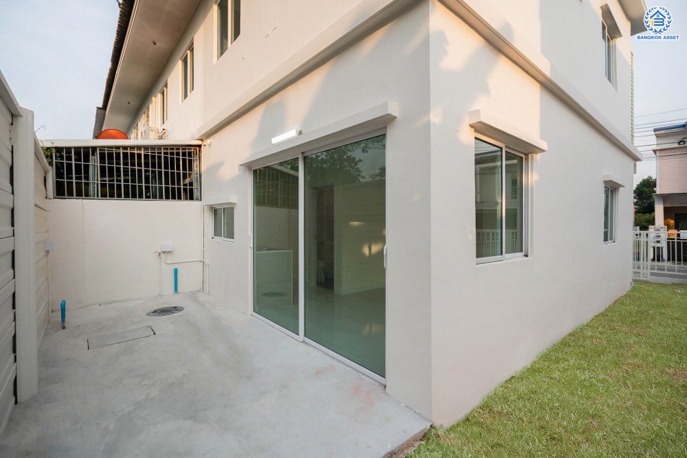 บ้านมือสองตกแต่งใหม่ โครงการ พฤกษาทาวน์เน็กซ์ ติวานนท์-พระราม5 หลังมุม เนื้อที่ 21.6 ตร.ว. ฟังก์ชัน 3 ห้องนอน 2 ห้องน้ำ 1 ที่จอดรถ พร้อมเข้าอยู่ได้ทันที บนทำเลเดินทางสะดวก ติดถนนนครอินทร์ เชื่อมต่อถนนราชพฤกษ์ ถนนกาญจนาภิเษก ใกล้จุดขึ้นทางด่วน "ศรีรัช" และรถไฟฟ้าสายสีม่วง "สถานีตลาดบางใหญ่"